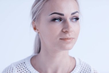 profesyonel makyaj, çekici sarışın genç kadın, closeup ile güzel genç model