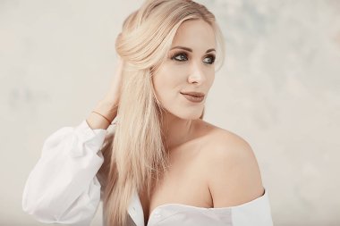 güzel genç model, portre, çekici sarışın gülümseyen kadın moda portre