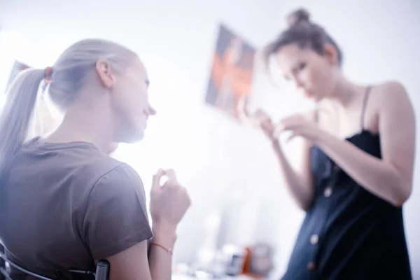 Professionele Make Schoonheidssalon Master Doet Make Voor Mooie Model Salon — Stockfoto