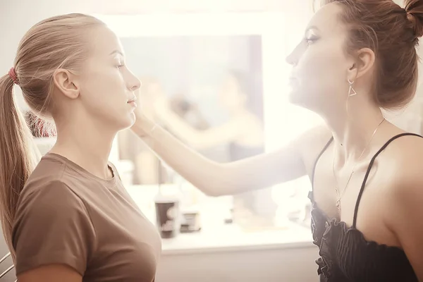 Trucco Professionale Nel Salone Bellezza Maestro Facendo Make Bella Modella — Foto Stock