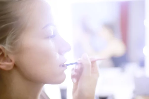 Maquiagem Profissional Salão Beleza Jovem Loira Sentada Perto Espelho — Fotografia de Stock