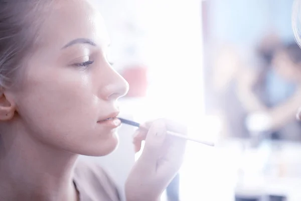 Trucco Professionale Nel Salone Bellezza Giovane Donna Bionda Seduta Vicino — Foto Stock