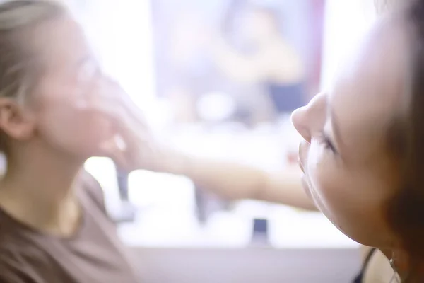 Trucco Professionale Nel Salone Bellezza Maestro Facendo Make Bella Modella — Foto Stock