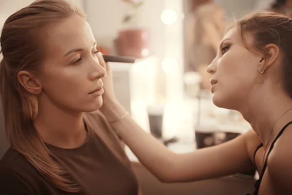 Trucco Professionale Nel Salone Bellezza Maestro Facendo Make Bella Modella — Foto Stock