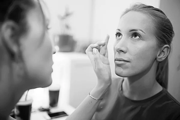 Trucco Professionale Nel Salone Bellezza Maestro Facendo Make Bella Modella — Foto Stock