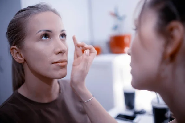 Trucco Professionale Nel Salone Bellezza Maestro Facendo Make Bella Modella — Foto Stock