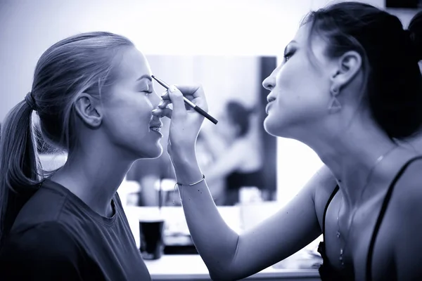 Maquillaje Profesional Salón Belleza Maestro Haciendo Maquillaje Para Hermosa Modelo — Foto de Stock