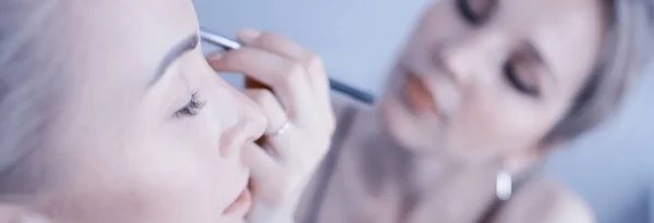 Maquillage Professionnel Dans Salon Beauté Maître Faisant Maquillage Pour Beau — Photo