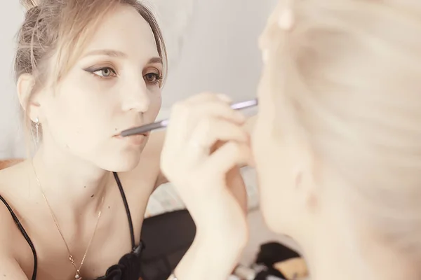 Make Profesional Salon Kecantikan Guru Melakukan Make Untuk Model Yang — Stok Foto