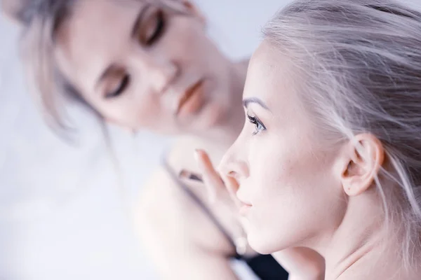 Trucco Professionale Nel Salone Bellezza Maestro Facendo Make Bella Modella — Foto Stock