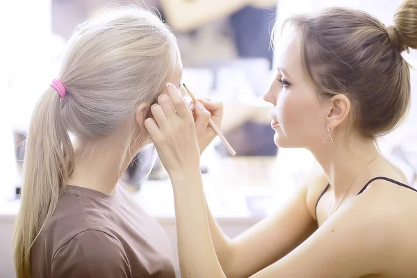 Trucco Professionale Nel Salone Bellezza Maestro Facendo Make Bella Modella — Foto Stock