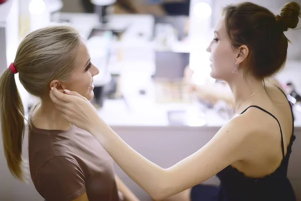 Trucco Professionale Nel Salone Bellezza Maestro Facendo Make Bella Modella — Foto Stock