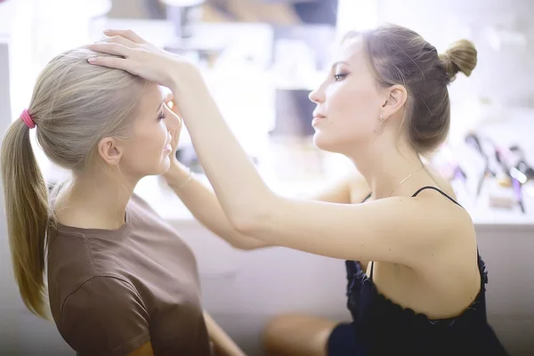 Professional Make Beauty Salon Master Doing Make Beautiful Model Salon — Stock Photo, Image