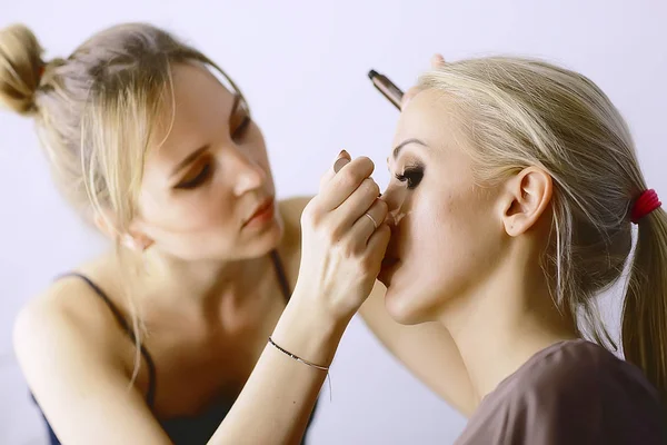 Trucco Professionale Nel Salone Bellezza Maestro Facendo Make Bella Modella — Foto Stock