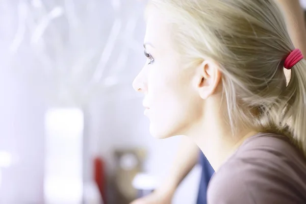 Professional Make Beauty Salon Young Blonde Woman Sitting Mirror — Stock Photo, Image