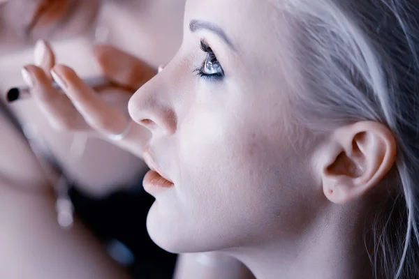 美容沙龙的专业化妆 大师做化妆为美丽的模型在沙龙 — 图库照片