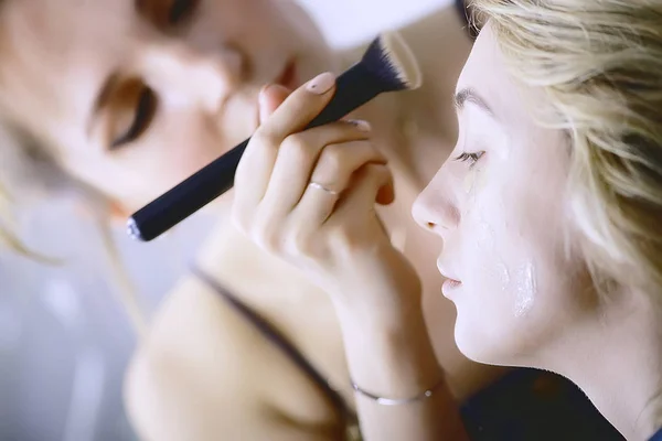 Professionele Make Schoonheidssalon Master Doet Make Voor Mooie Model Salon — Stockfoto