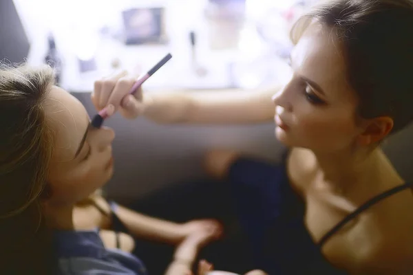 Maquillage Professionnel Dans Salon Beauté Maître Faisant Maquillage Pour Beau — Photo