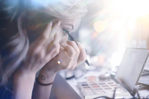 Maquillage Professionnel Dans Salon Beauté Jeune Femme Faisant Maquillage — Photo