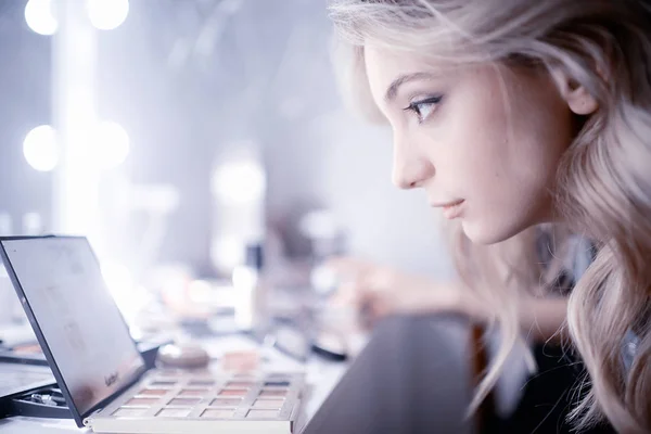 Maquillaje Profesional Salón Belleza Mujer Joven Haciendo Maquillaje — Foto de Stock