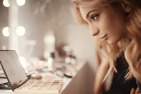 Maquillaje Profesional Salón Belleza Mujer Joven Haciendo Maquillaje — Foto de Stock