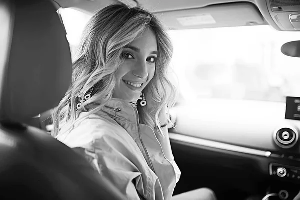Młoda Atrakcyjna Kobieta Blonde Siedzi Samochodzie — Zdjęcie stockowe