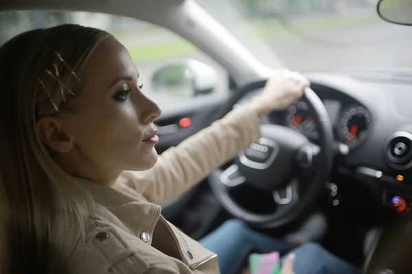 Junge Attraktive Blonde Frau Steuer Eines Autos — Stockfoto