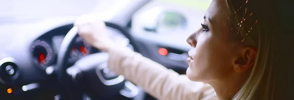 Joven Mujer Rubia Atractiva Conduciendo Coche — Foto de Stock