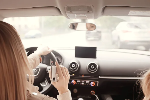 Joven Mujer Rubia Atractiva Conduciendo Coche —  Fotos de Stock