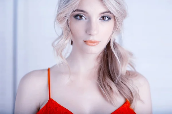 Όμορφο Νεαρό Μοντέλο Επαγγελματικό Μακιγιάζ Ελκυστική Ξανθιά Νεαρή Γυναίκα Κοντινό — Φωτογραφία Αρχείου