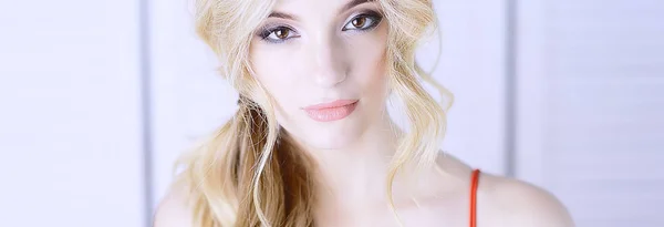 Piękna Młoda Model Profesjonalny Makijaż Atrakcyjna Blondynka Młoda Kobieta Zbliżenie — Zdjęcie stockowe