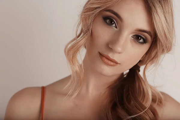 Hermosa Joven Modelo Con Maquillaje Profesional Atractiva Joven Rubia Primer — Foto de Stock