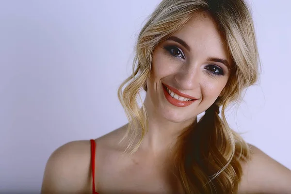 Hermosa Joven Modelo Con Maquillaje Profesional Atractiva Joven Rubia Primer — Foto de Stock