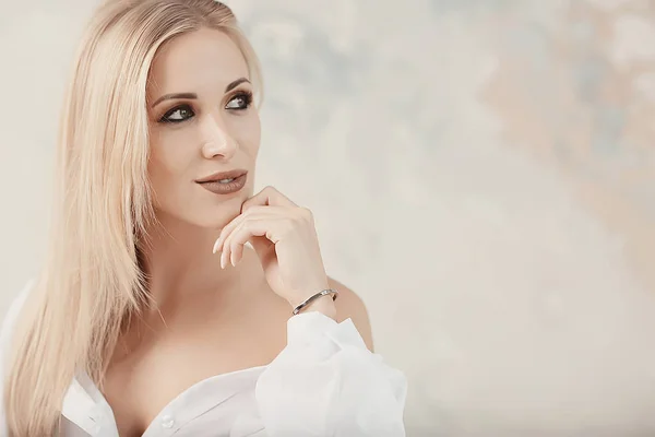 Módní Portrét Krásné Mladé Model Closeup Atraktivní Blondýna Usměvavá Žena — Stock fotografie