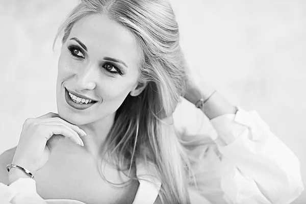 Portret Moda Piękny Model Młody Zbliżenie Atrakcyjna Blondynka Uśmiechający Się — Zdjęcie stockowe