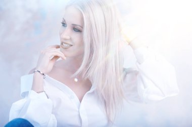 güzel genç model, portre, çekici sarışın gülümseyen kadın moda portre
