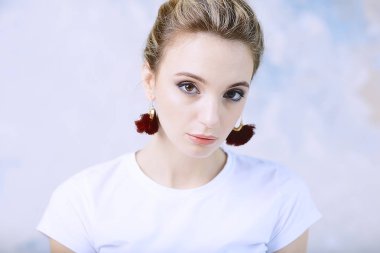 güzel genç kadın şık makyaj ve Küpe moda portre 