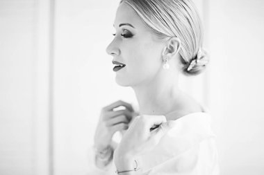  profesyonel makyaj, çekici sarışın genç kadın beyaz arka plan üzerinde poz ile güzel genç model 