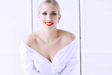  profesyonel makyaj, çekici sarışın genç kadın ışık studio poz ile güzel genç model 