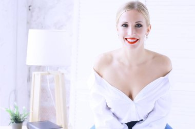  profesyonel makyaj, çekici sarışın genç kadın ışık studio poz ile güzel genç model 