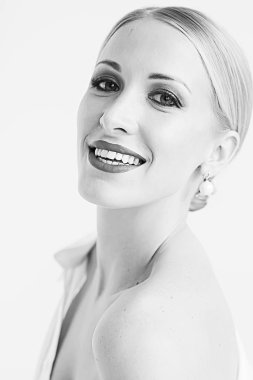  profesyonel makyaj, çekici sarışın genç kadın ışık studio poz ile güzel genç model 