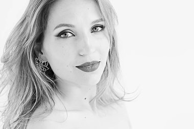  profesyonel makyaj, çekici sarışın genç kadın beyaz arka plan üzerinde poz ile güzel genç model 