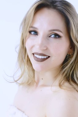  profesyonel makyaj, çekici sarışın genç kadın beyaz arka plan üzerinde poz ile güzel genç model 