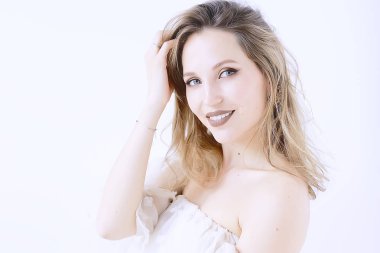  profesyonel makyaj, çekici sarışın genç kadın beyaz arka plan üzerinde poz ile güzel genç model 