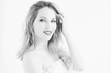  profesyonel makyaj, çekici sarışın genç kadın beyaz arka plan üzerinde poz ile güzel genç model 