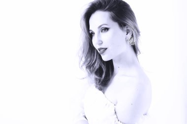  profesyonel makyaj, çekici sarışın genç kadın beyaz arka plan üzerinde poz ile güzel genç model 