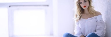  profesyonel makyaj, çekici sarışın genç kadın, closeup ile güzel genç model 