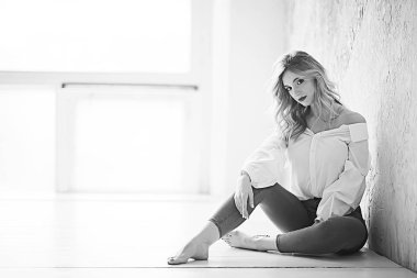  profesyonel makyaj, çekici sarışın genç kadın, closeup ile güzel genç model 