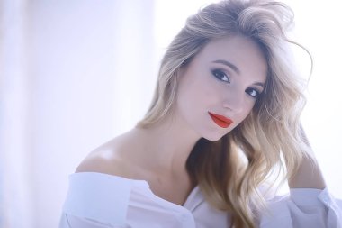  profesyonel makyaj, çekici sarışın genç kadın, closeup ile güzel genç model 