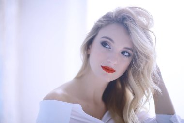  profesyonel makyaj, çekici sarışın genç kadın, closeup ile güzel genç model 